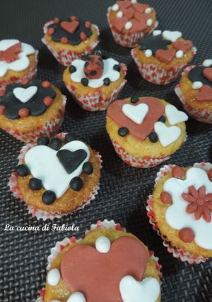 Foto di Muffin limone e mandorle con decori in pasta di zucchero