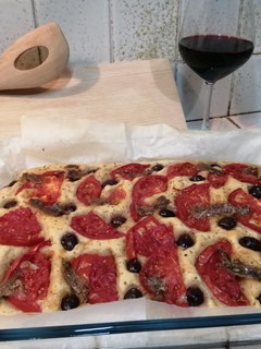 Foto di Focaccia con pomodoro fresco, olive e alici