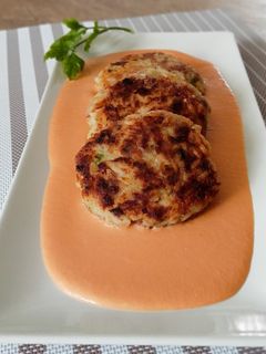 Una foto de Tortitas de arroz y atún con porra antequerana