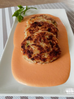 Una foto de Tortitas de arroz y atún con porra antequerana