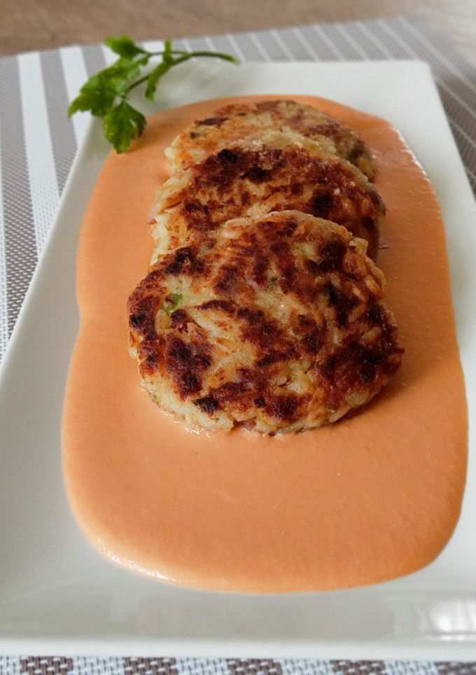 Una foto de Tortitas de arroz y atún con porra antequerana