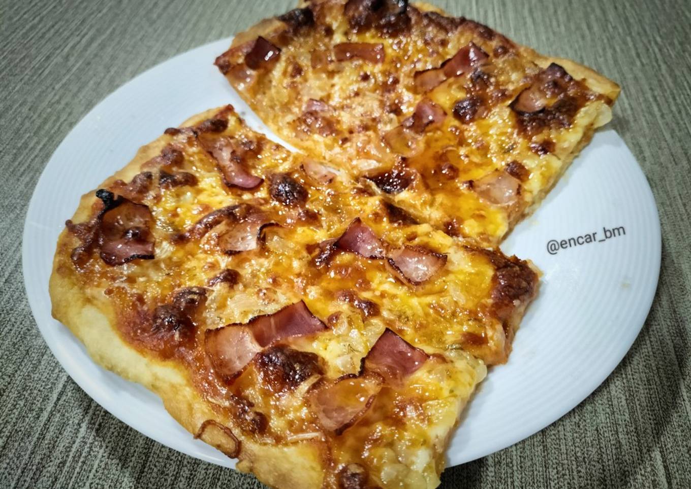 Pizza con bacon y cebolla frita al orégano