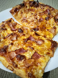 Una foto de Pizza con bacon y cebolla frita al orégano