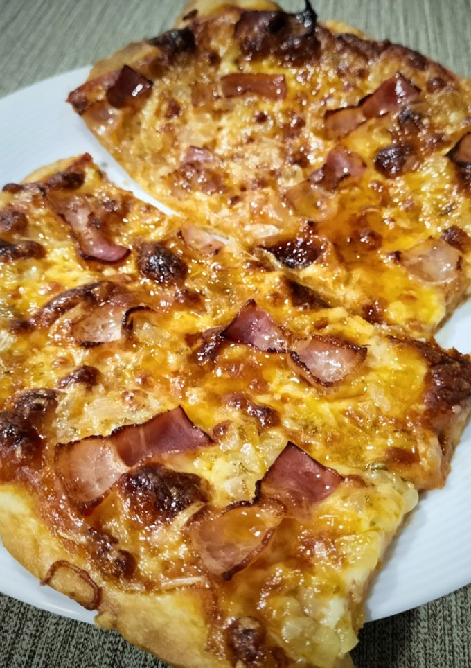Una foto de Pizza con bacon y cebolla frita al orégano