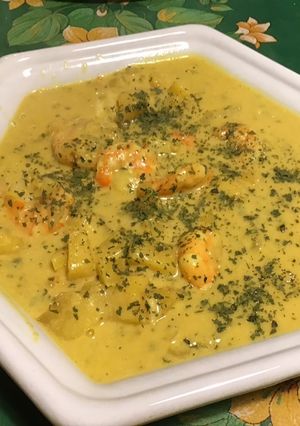 Une photo de Crevettes black tiger à l'ananas sauce crémeuse curry, coco