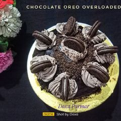 A picture of Chocolate Oreo Overloaded Cake.