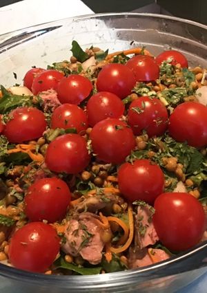 Une photo de Salade de lentilles au bœuf,tomates,carottes et pissenlit