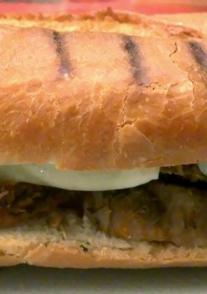 Foto principal de Bocadillo de lomo a la sal con queso