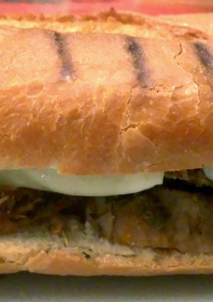 Una foto de Bocadillo de lomo a la sal con queso