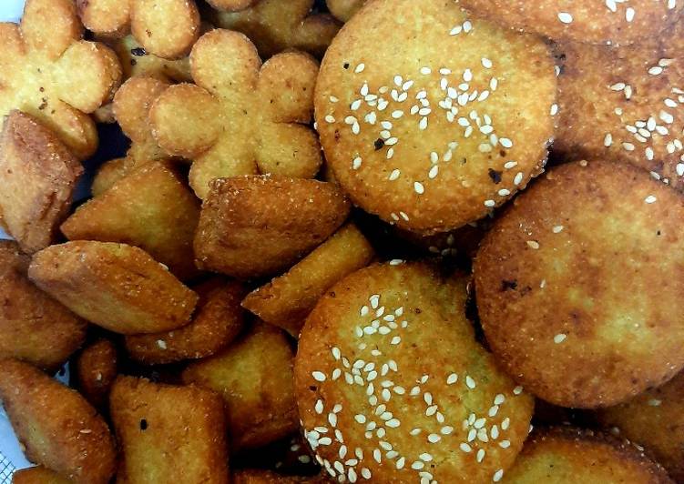 Recipe: Delicious Sweet semolina biscuits π(meethi rawa puri) Recipe: Delicious Sweet semolina biscuits π(meethi rawa puri)