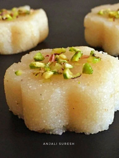 कोकोनट मिल्क फ़्लेवर्ड सूजी का हलवा (Coconut milk flavoured suji ka halwa recipe in hindi) रेसिपी मुख्य फोटो