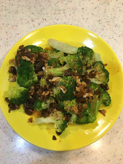 花椰菜拌脆瓜蒜酥 的食譜成品照片