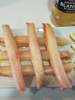 Una foto de Espárragos rellenos de salmón ahumado