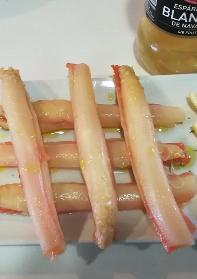 Una foto de Espárragos rellenos de salmón ahumado