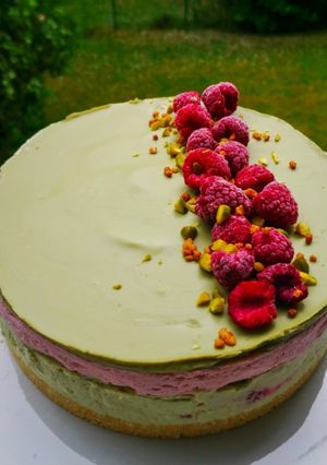 Málnás pisztáciás torta (sütés mentes) recept fotója
