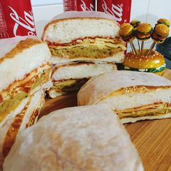 انڈہ شامی برگر 🍔🍔 A picture of انڈہ شامی برگر 🍔🍔.