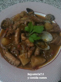 Una foto de Cazuela de patatas, pulpo y almejas