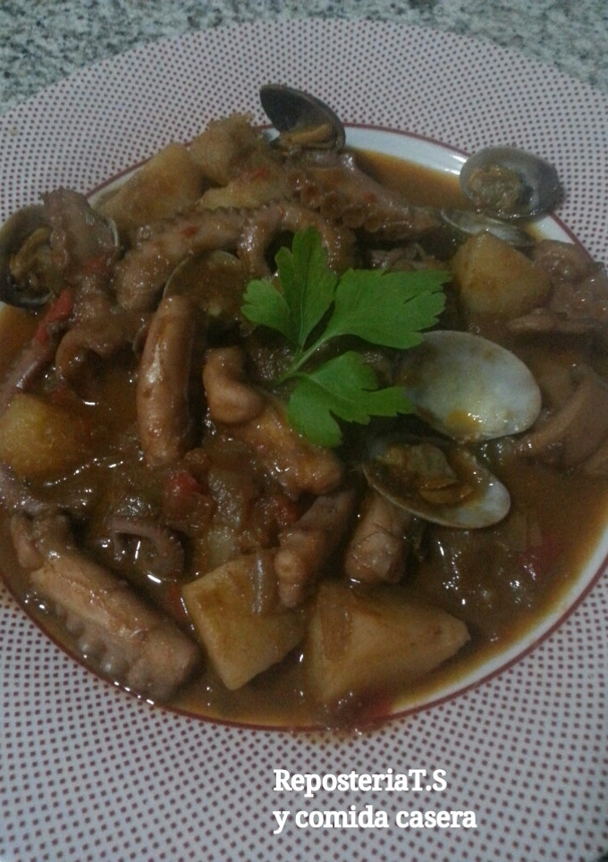 Una foto de Cazuela de patatas, pulpo y almejas