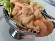 Una foto di scampi e gamberi
