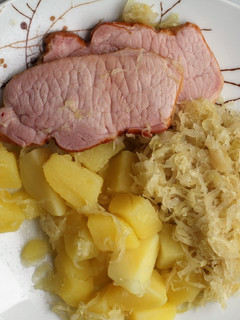 Una foto de Chuleta Ahumada Con Sauerkraut