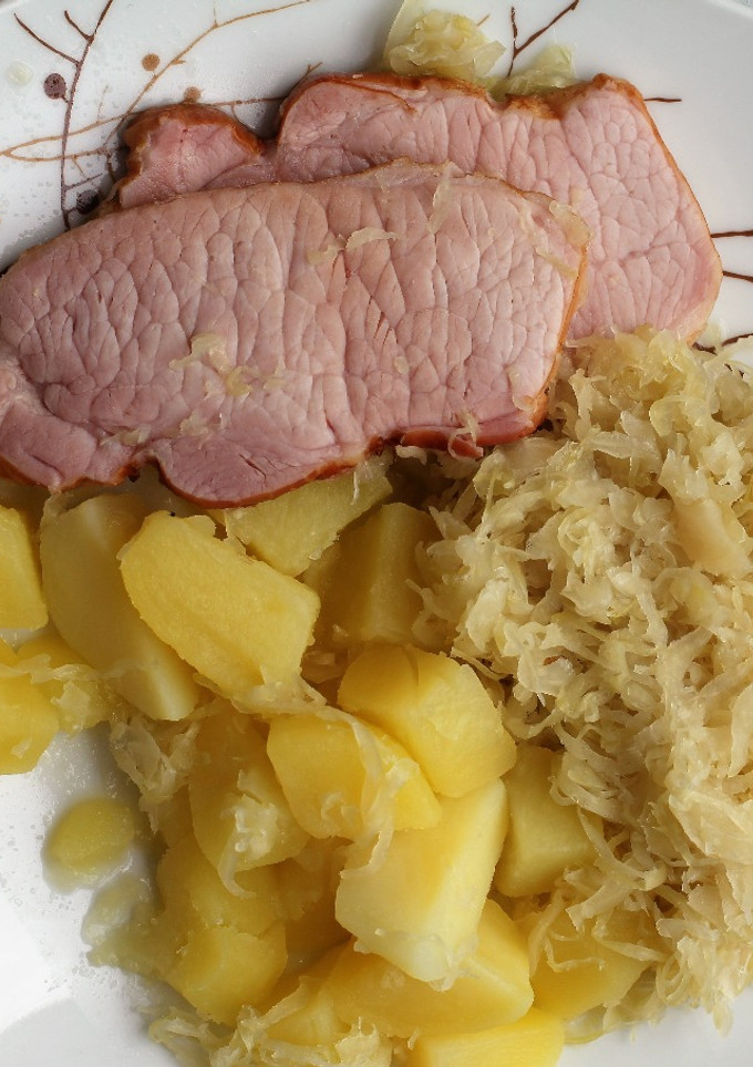 Una foto de Chuleta Ahumada Con Sauerkraut