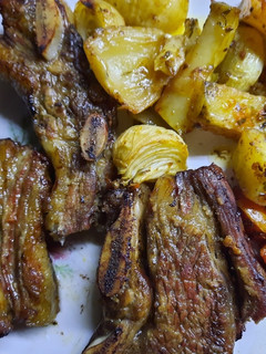 Una foto de Asado al horno con hierbas frescas y verduras