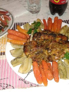 صورة لوصفة دجاج محمر مع الخضار في الفرن