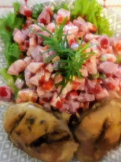 Una foto de Pollo al horno con ensalada rusa peruana