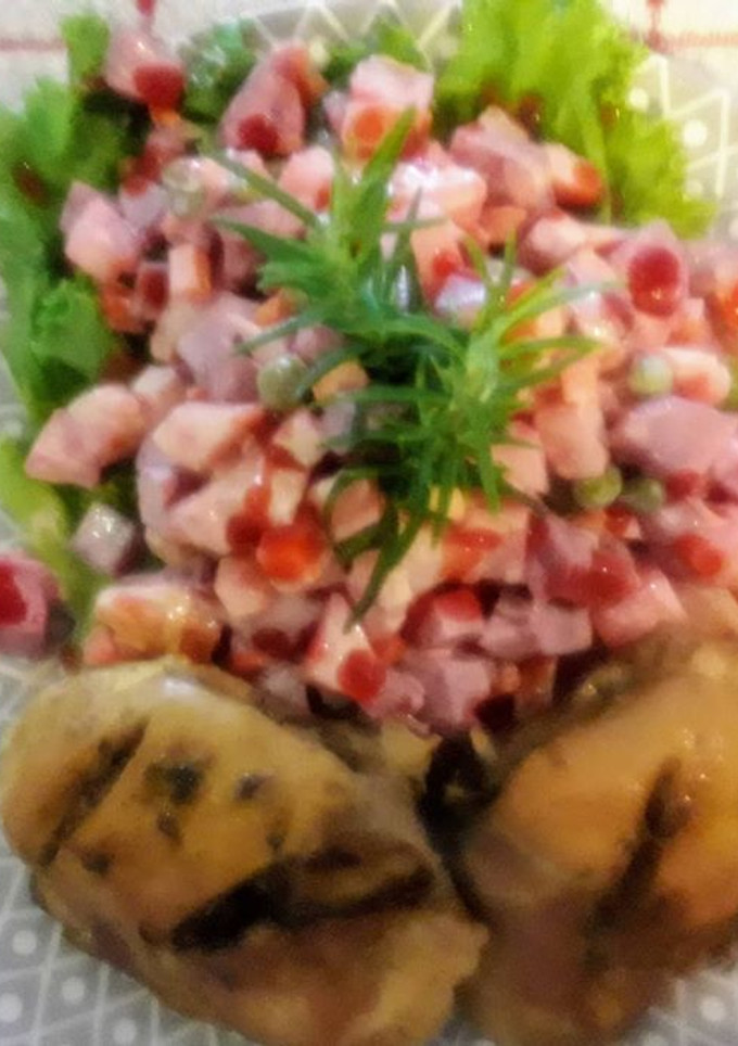Una foto de Pollo al horno con ensalada rusa peruana