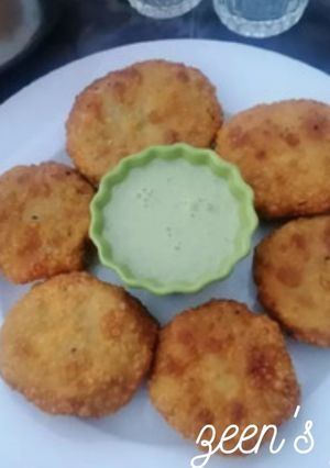A picture of Aaloo Kachoris.