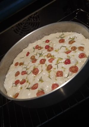 Φωτογραφία της συνταγής Focaccia με ντοματίνια, δενδρολίβανο και χονδρό αλάτι