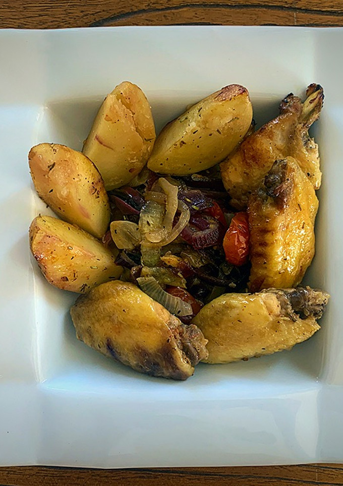 Una foto de Alitas de pollo al horno con verduras