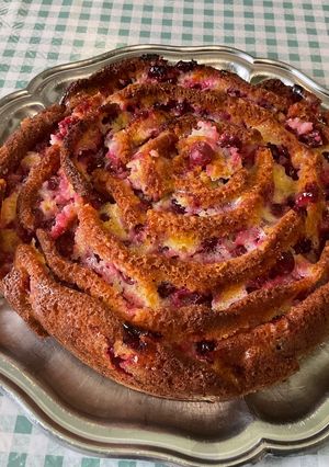 Une photo de Gâteau aux groseilles noires, citron et crème