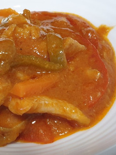 Foto principal de Pollo en salsa con champiñones y pimiento