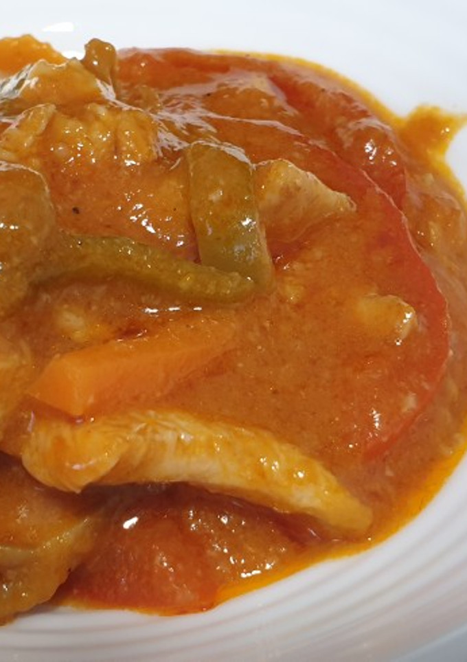 Una foto de Pollo en salsa con champiñones y pimiento