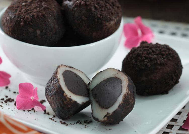 Langkah Mudah untuk Menyiapkan Mochi Cokelat Ganache Balut Biskuit Cokelat, Lezat Sekali
