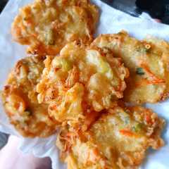 A picture of "Bakwan sayur" garing diluar, empuk di dalam.