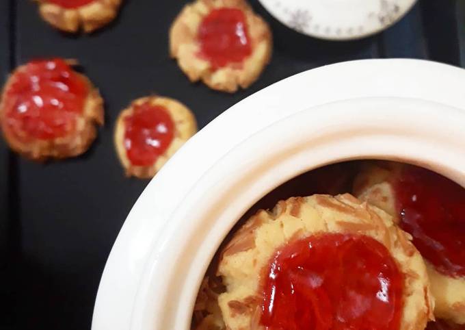 Strawberry cheese cookies