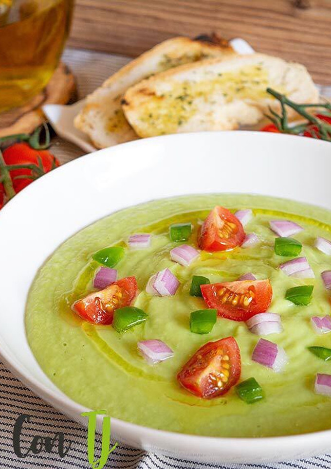 Una foto de Crema de aguacate y pepino