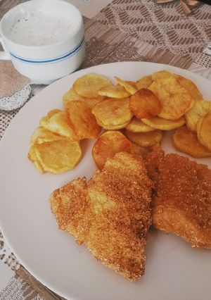 Kukoricadarában sült hal chips krumplival és fokhagymakrémmel recept fotója