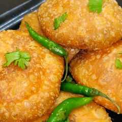 A picture of Rajasthani pyaz ki kachori.
