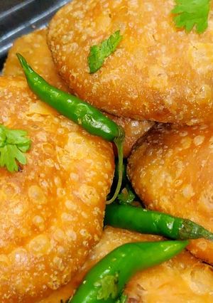 A picture of Rajasthani pyaz ki kachori.