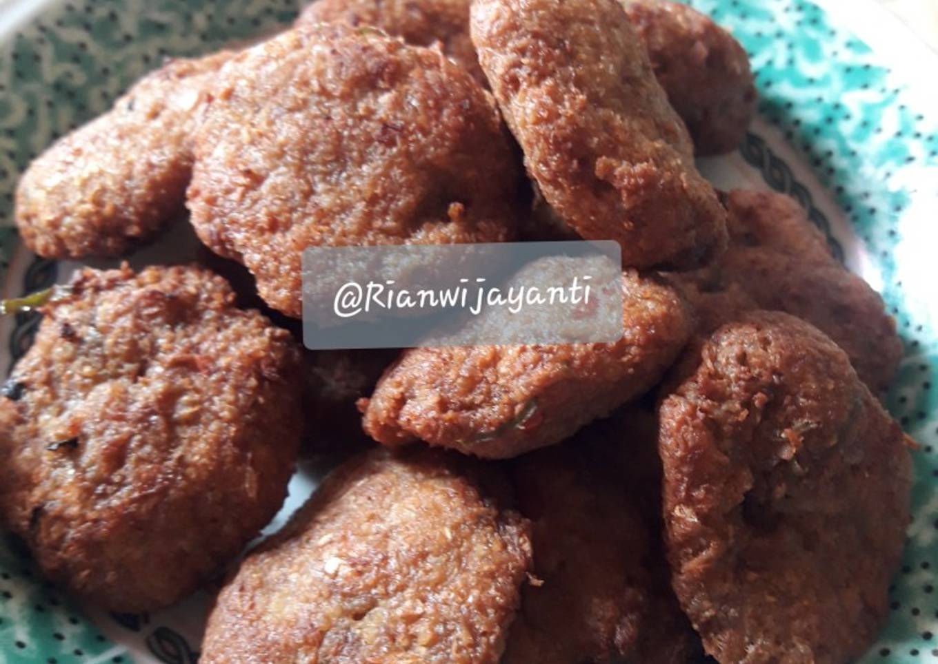 Perkedel daging babi (khas bali)