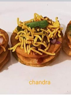 सेव पूरी (sev puri recipe in Hindi) रेसिपी मुख्य फोटो