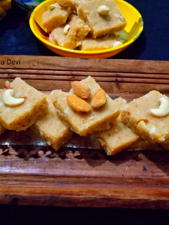 सूजी बर्फी(Suji barfi recipe in Hindi) रेसिपी मुख्य फोटो