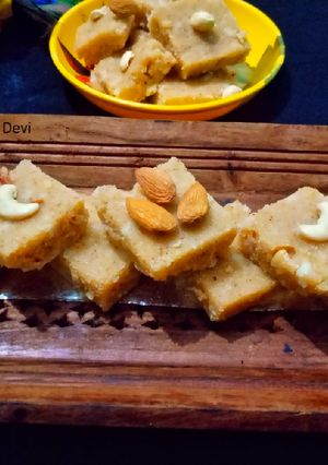 सूजी बर्फी(Suji barfi recipe in Hindi) रेसिपी मुख्य फोटो