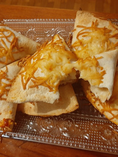 Una foto de Triángulo de pizza en tortilla de trigo