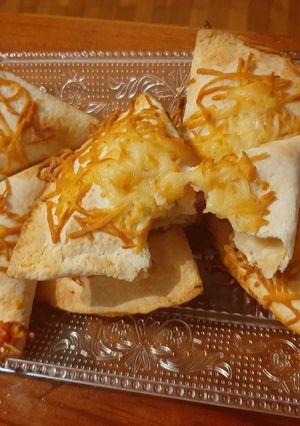 Una foto de Triángulo de pizza en tortilla de trigo