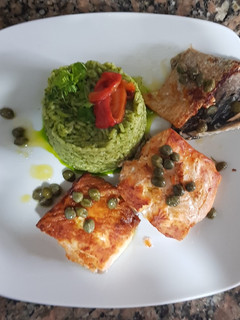 Una foto de Salmón, con arroz verde. #recetariocamino