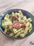 Salade de pâtes au pesto d'avocat, tomates cerises et concombres